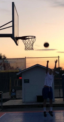 Möt Max & Noah som flyttat öster- respektive västerut för att gå på NIU-basket. Är du intresserad av NIU & RIG, läs mer via länken längst ned i artikeln.