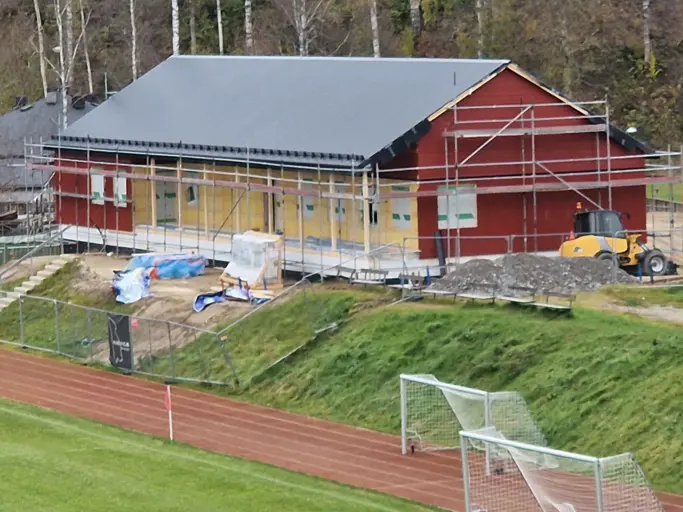 Det vädertäta och delvis isolerade skalet av klubbstugan färdigställdes med egna medel och ca 20% bidrag under perioden juni-november 2023.