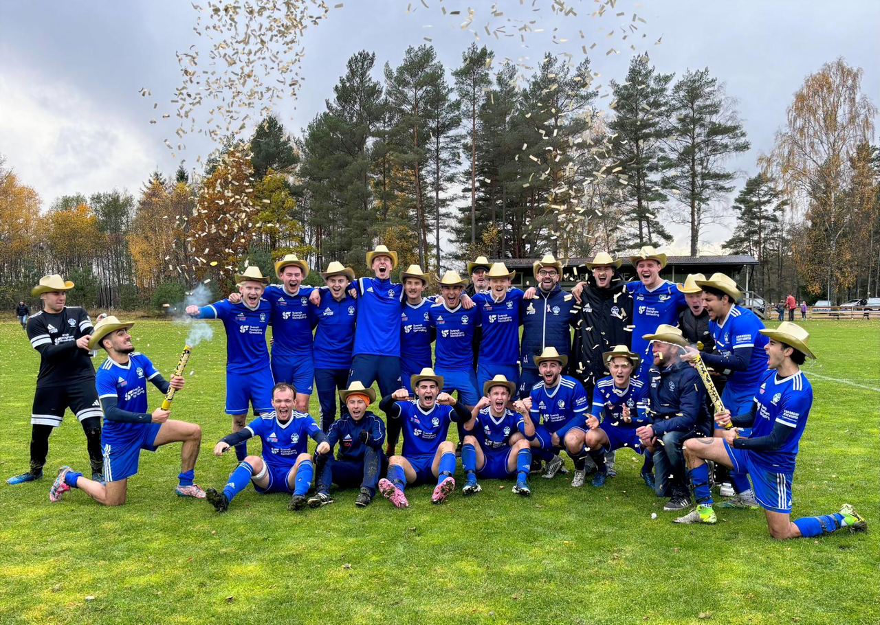 Herrarna firar avancemanget efter matchen på Strandvallen i Unnaryd