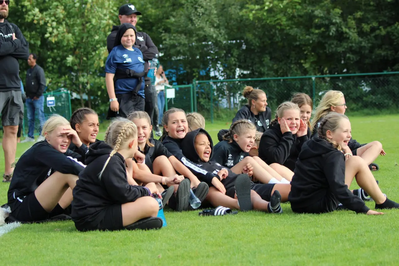 Flickor födda 2012/13 hejar på P2009 under en match på Eskilscupen i Helsingborg sommaren 2023. Foto: Katinca Fungbrandt Berggren