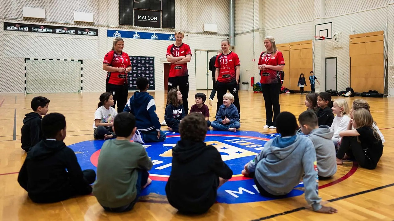 Fyra unga ledare i Skånela IF håller en samling med handbollssugna barn. Foto: Fuze