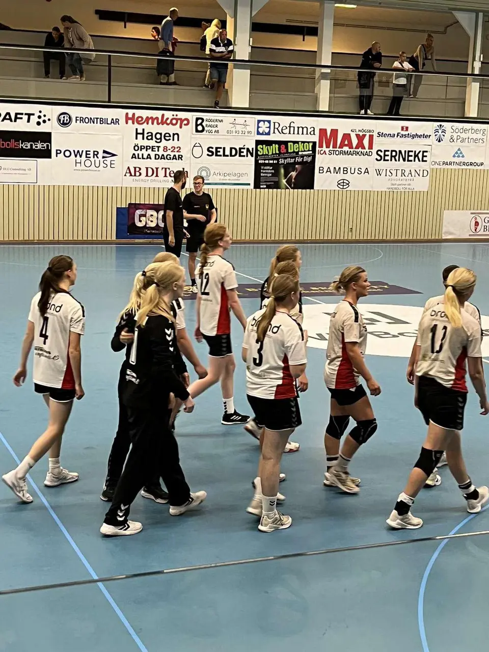 Slitna och besvikna tjejer efter sista matchen som slutade i förlust mot motståndarna från Norge Sarpsborg IL...