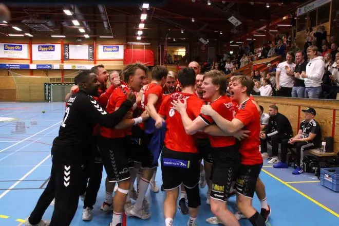 Glada miner när kvalplatsen till Handbollsligan blev klar!