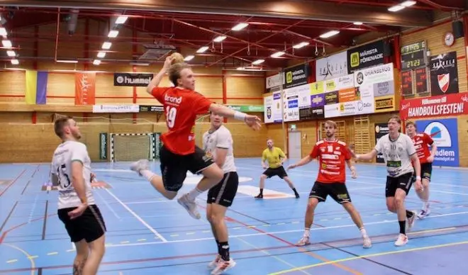 Gustav in action i kvalmatch 1 mot Önnered i Vikingahallen. Foto Magnus Granhagen