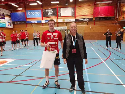 Filip Tapper matchens lirare och dagens matchsponsor Colorama och Jenny Åkerberg