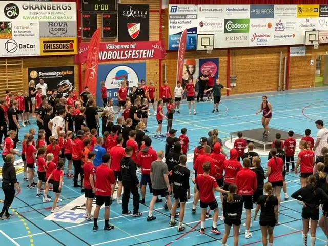 Gemensam uppvärmning innan alla aktiviteter startade upp