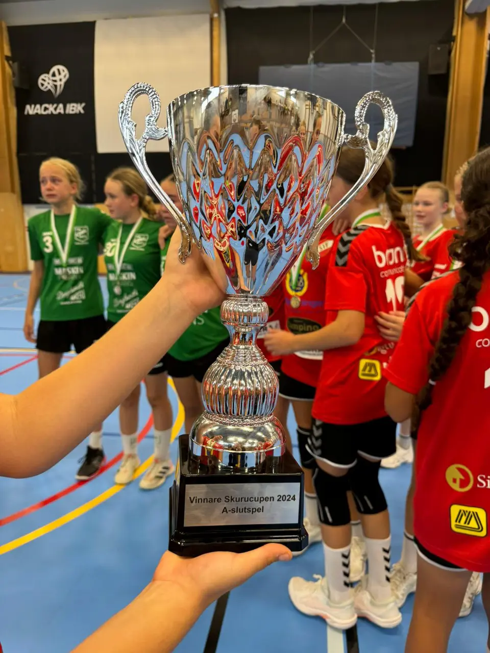 Pokalen efter segern i finalen mot HK Eskil med 8-6