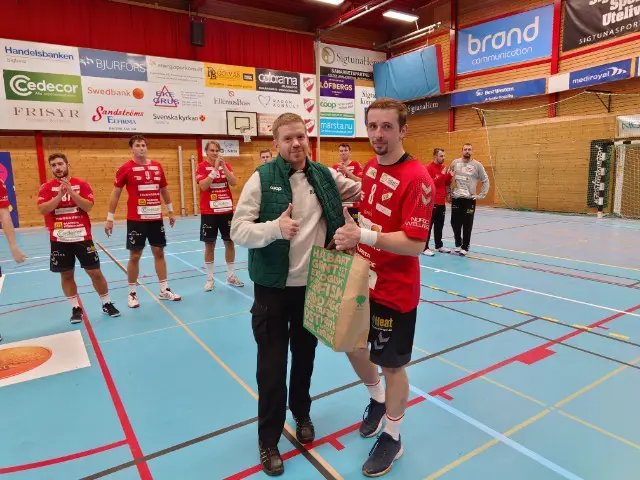 Matchens lirare Iris Ganibegovic tar emot priset av Magnus från Stora Coop Märsta. Foto Håkan Persson