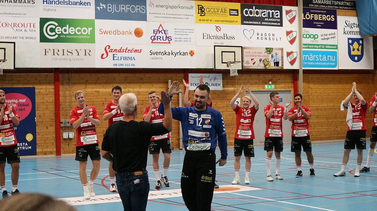Matchens lirarare Kenan Omerovic tar emot priset av Mikael Larsson, Finnhammars revisionsbyrå. Foto Amanda Westling
