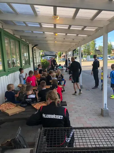 Idag hade P9, PF8 och PF7 sommaravslutning. Fotbollsbrännboll, vattenkrig och pizzakalas stod på schemat. En riktigt rolig kväll med ett stort gäng glada härliga ungar. Tack för denna vår och sommar, 
