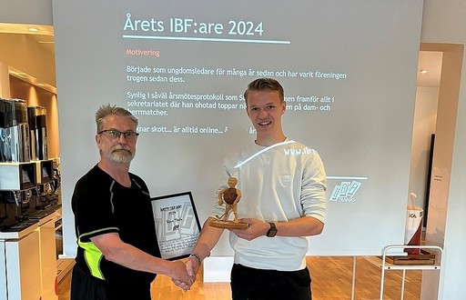 Årets IBF:are 2025, Malin Blomqvist, tog över vandringspriset efter Björn Thiele förra året.