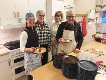 I köket grejade Anette Berglund, Bosse Nilsson, Ellinor Kron och Sören Lind våfflor och övrigt fika. På bild ser ni också Jenny och Örjan som är nyinflyttade i Rismon.