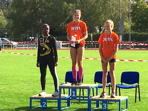 Iris på pallen efter segern tillsamans med Karen Njeri från Kvarnsveden (Dalarna) och Lisa Mårtensson från Huddinge (Stockholm).