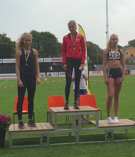 Josefin tog guldet i F14 längd med resultatet 5,28.