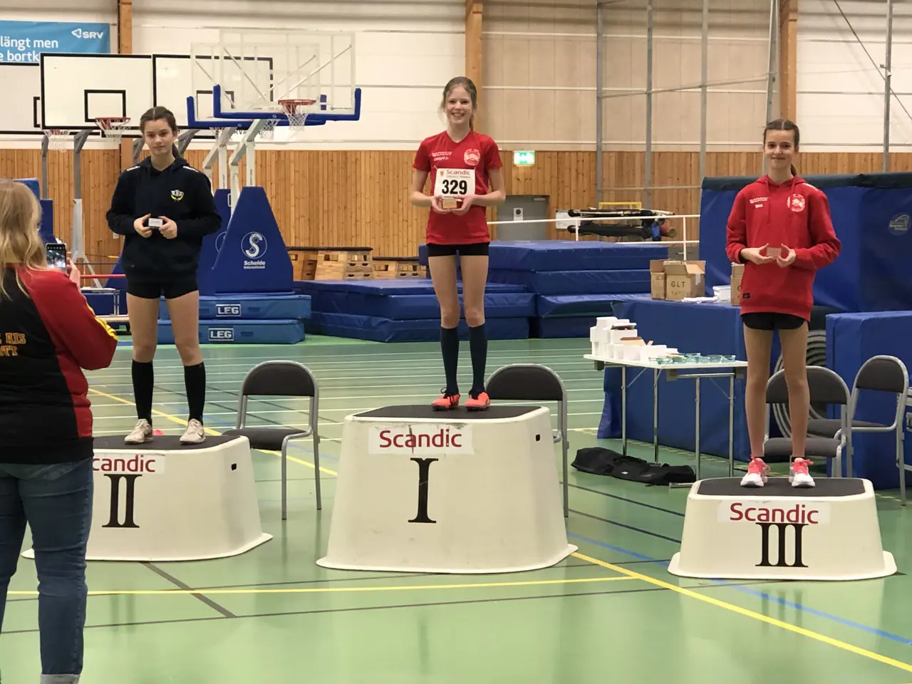 I stavhoppet blev det dubbelt MIK på pallen med brons till Vera och guld till Lily.