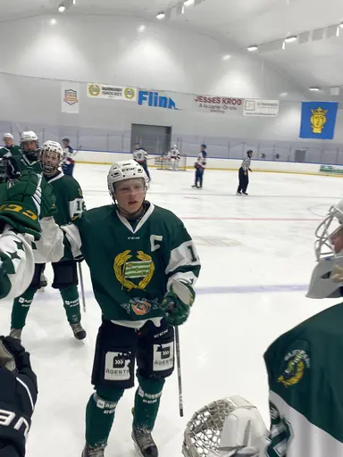 Tre pinnar mot Segeltorp.
