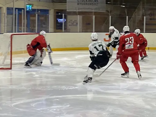 Bajen kämpar mot Tumba och Brinken. 