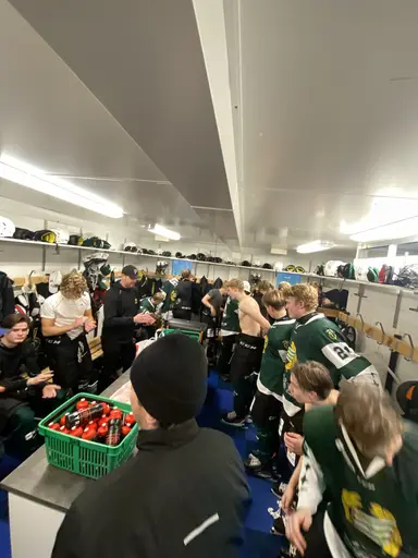 Tre pinnar mot Segeltorp.
