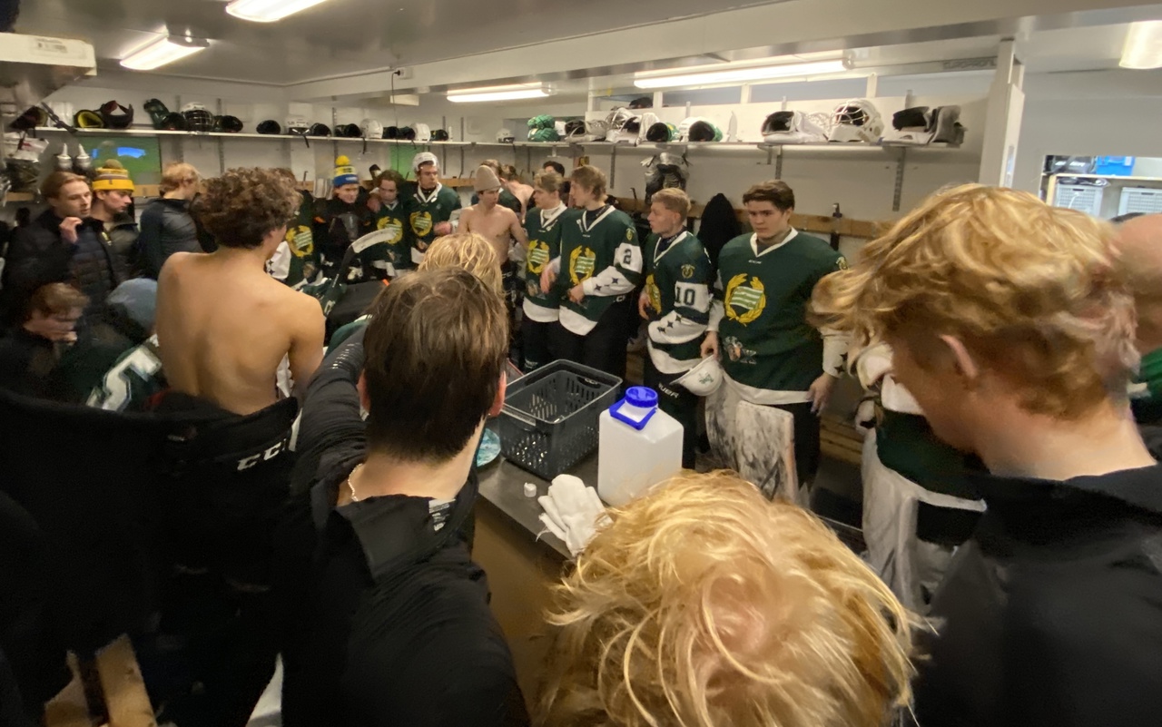 En bild säger mer än...tio bilder. Här firar grabbarna efter 6-2-segern mot Spånga