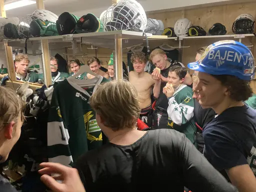 Seger med 8-2