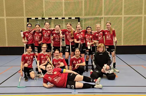 Glada tjejer efter bra match och vinst!