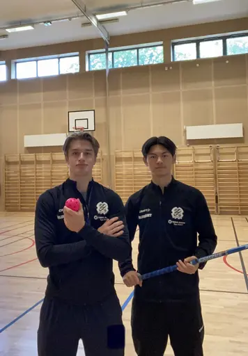 Felix Steene (vänster) och Erik Wallentheim (höger) på besök i Rosendalskolans idrottsanläggning.