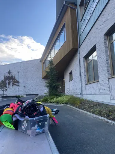 IBK Göteborg på besök i Härlandatjärnskolans idrottshall.