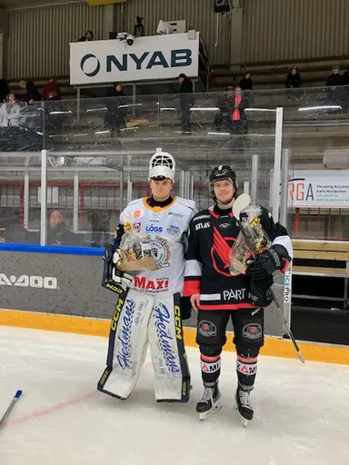 Matchens bästa spelare Emil Ranehamn BHF och Stevie Oconnor KHC