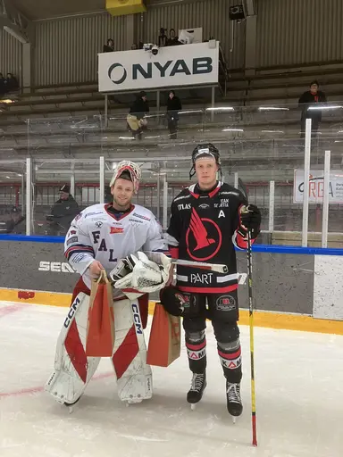 Matchens lirare Tyson Brouwer Falu IF och Oscar Kohlström Kalix HC