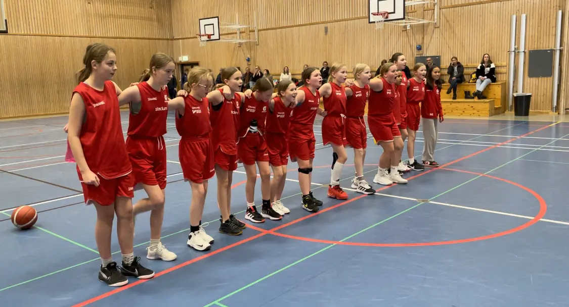 Gladan F11 tackar Höken F11 efter matchen i Hälsans hus.