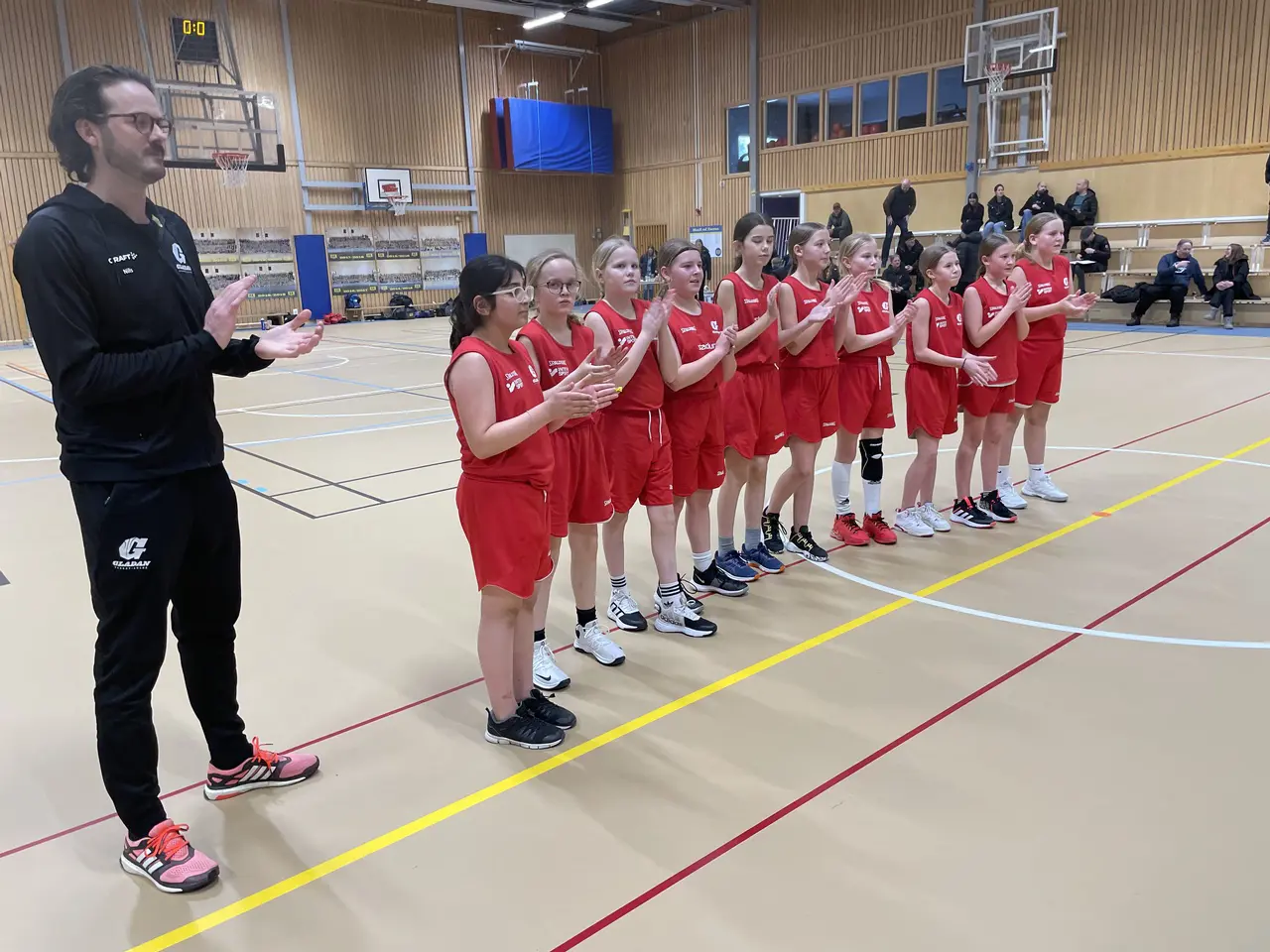 Gladan F11 tackar Sunderbyn F10 efter 29-47.