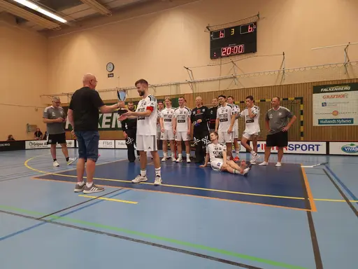 HAIF Rockets tar emot pokalen av FIBKs Ordförande Carl-Eric Torstensson