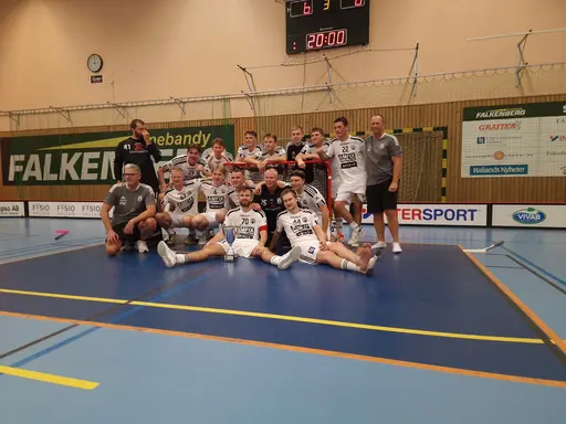 HAIF Rockets tar emot pokalen av FIBKs Ordförande Carl-Eric Torstensson