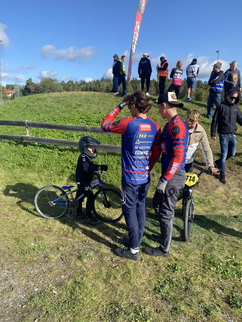 Våra äldre cyklister står och väntar vid målgången på våran yngsta deltagare...