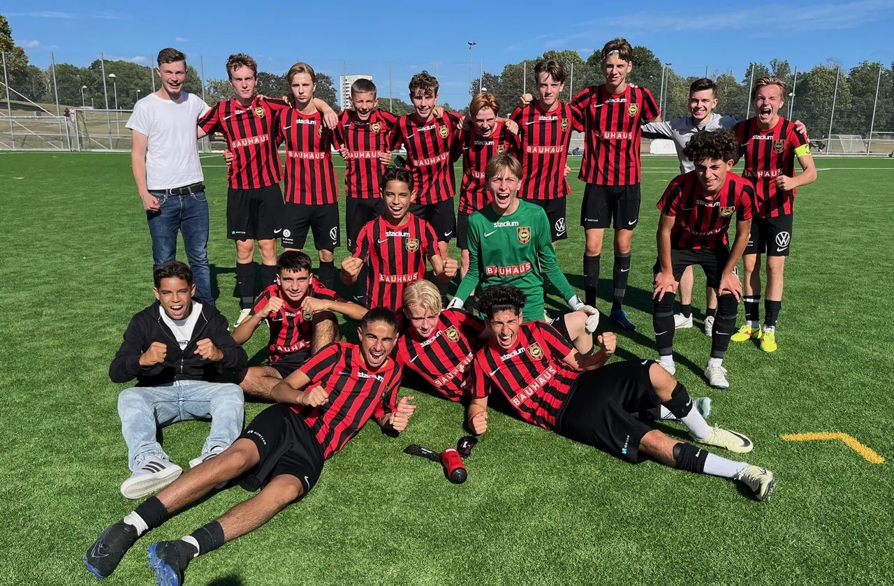 Här är BP-gänget som firade tre poäng på Grimsta efter 3–1 mot Haninge.