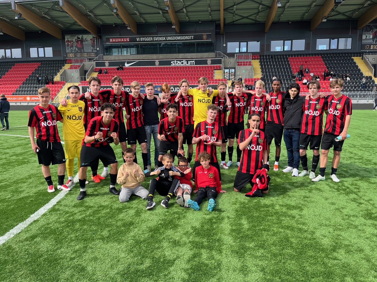 BP:s vinnargäng med fyra maskotar i segermatchen mot Bromma TFF på Grimsta.