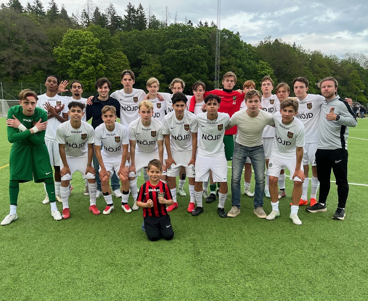 Maskoten Sava med BP DFF som vann med 8–2 mot Bromma TFF i pojkallsvenskans norra grupp.
