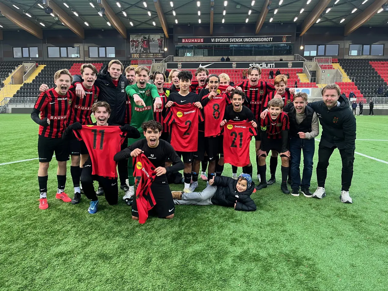 BP fick en flygande start på Ligacupen. Seger mot Täby på Grimsta A. Här med maskoten Sava.