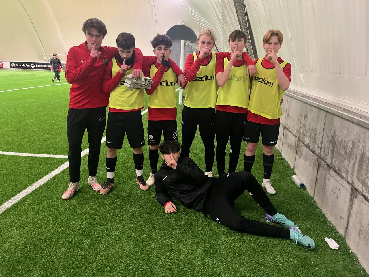 BP:s vinnargäng i tältet med målvakten Ludde JW och coachen Ermal.