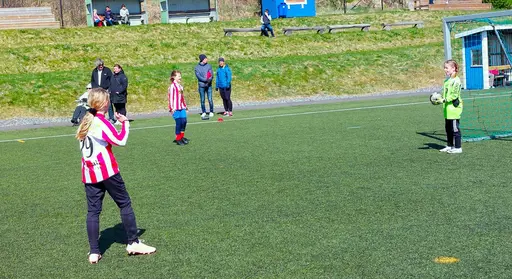 Bild 1-9: Två bortamatcher mot Älvängen. Bild 10: Bortamatch mot Kareby IS.