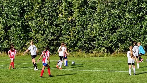 Målkalas på Yttern, spelmässigt jämnt, men där YIS var väldigt effektiva framför mål.