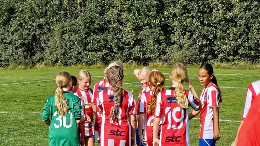 Målkalas på Yttern, spelmässigt jämnt, men där YIS var väldigt effektiva framför mål.