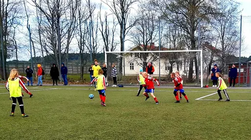 Bild 1-9: Två bortamatcher mot Älvängen. Bild 10: Bortamatch mot Kareby IS.