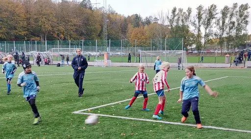 Våra första riktiga 7-mannamatcher spelades på ÖIS-gården och inleddes med storm, åska och hagel, samt ett kortare avbrott men därefter fick vi en eftermiddag med glada tjejer och bra spel.