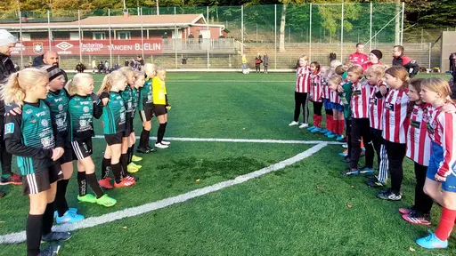 Våra första riktiga 7-mannamatcher spelades på ÖIS-gården och inleddes med storm, åska och hagel, samt ett kortare avbrott men därefter fick vi en eftermiddag med glada tjejer och bra spel.