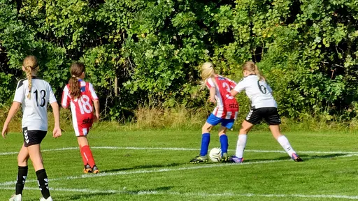 Målkalas på Yttern, spelmässigt jämnt, men där YIS var väldigt effektiva framför mål.
