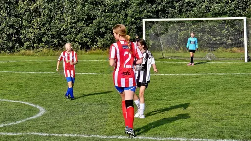Målkalas på Yttern, spelmässigt jämnt, men där YIS var väldigt effektiva framför mål.