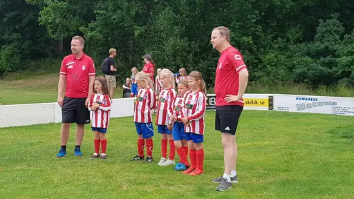  YIS Röd, Blå, Vit och Rosa kämpade fantastiskt bra mot gästande BK Häcken. Sista matchen fick abrupt avslutas i förtid på grund av åskoväder.