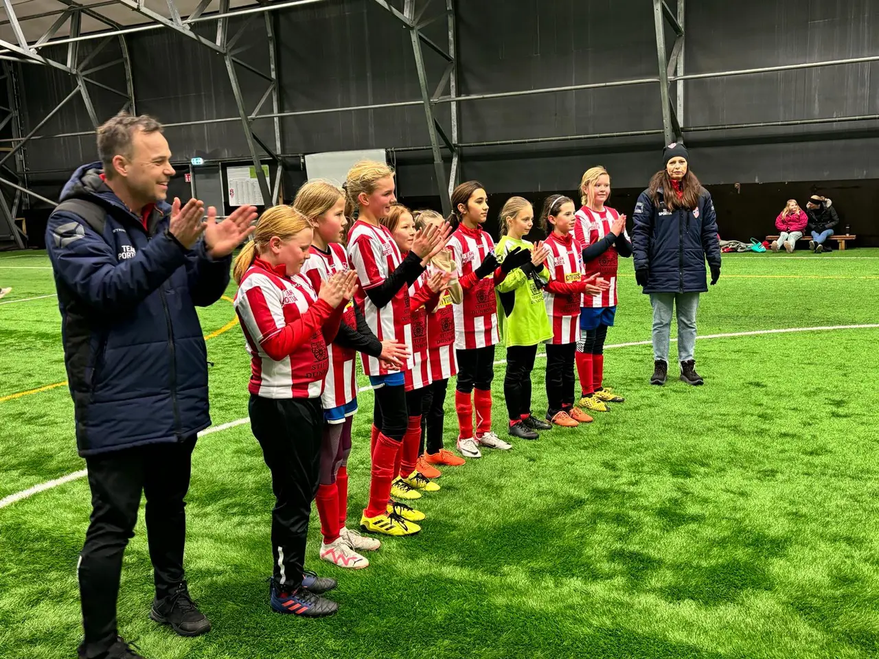 Tjejerna tackar Jitex för en bra match!