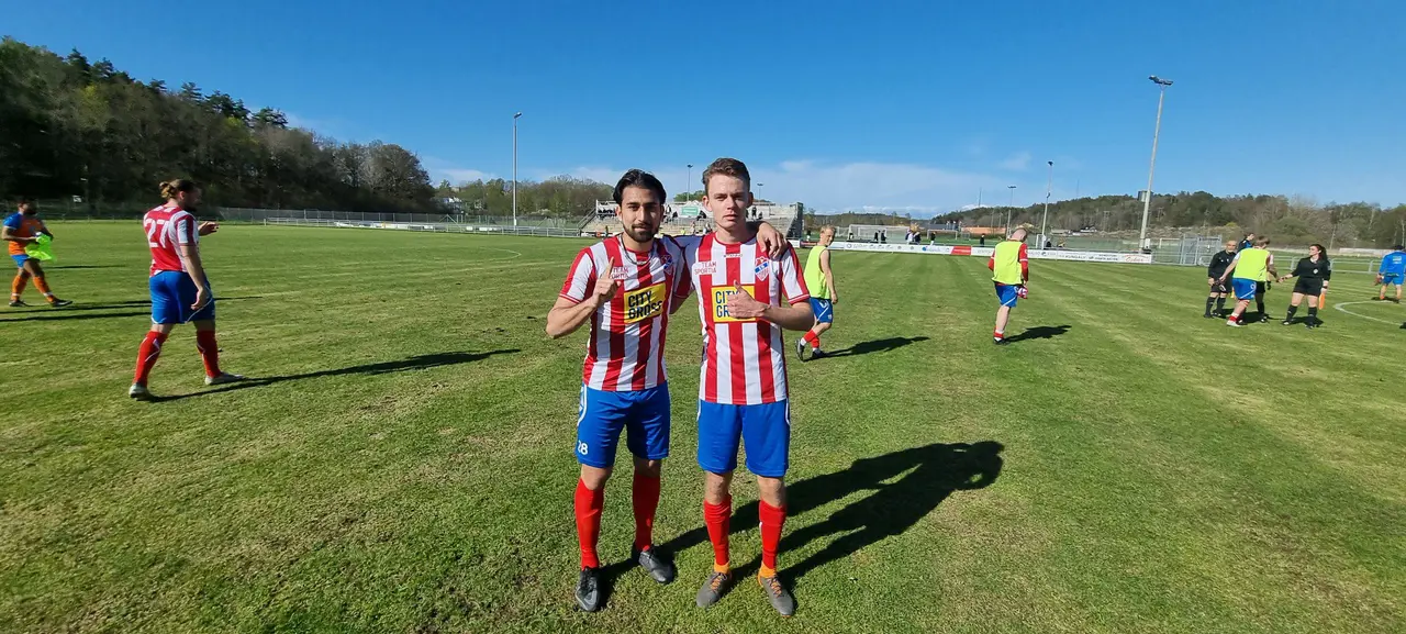 Glada målskyttar: Patrik Svensson o Adam Hurtig i matchen mot Vejby!!!
